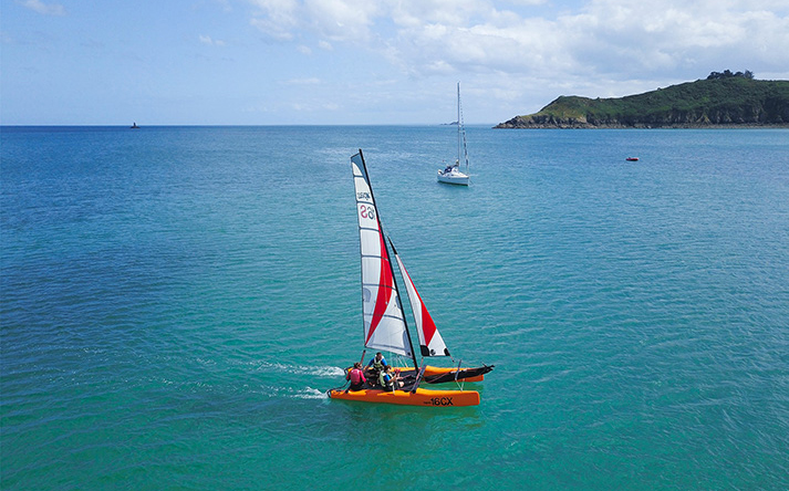 https://www.lagondebrehec.bzh/wp-content/uploads/2023/07/activite_catamaran_01.jpg
