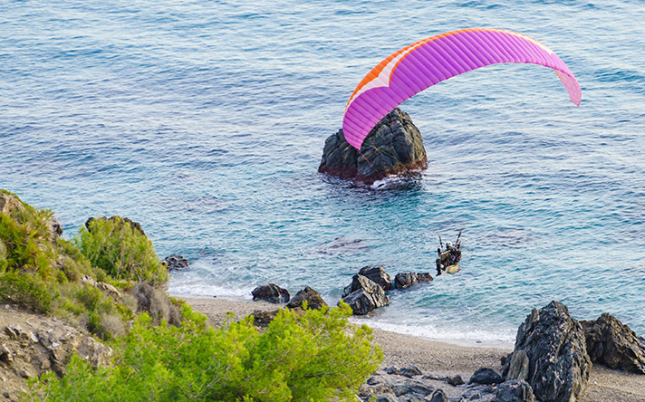 https://www.lagondebrehec.bzh/wp-content/uploads/2023/07/activite_parapente_01.jpg